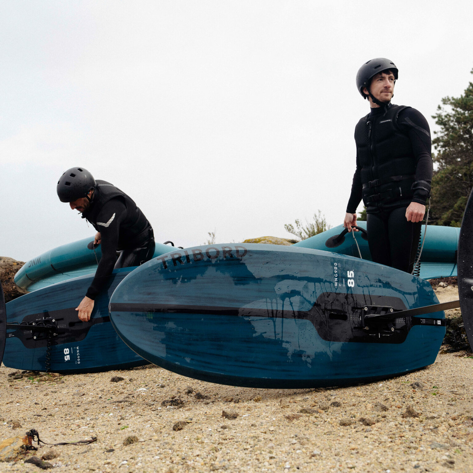 Zwei Wingfoiler am Strand mit ihren Tribord Foilboards