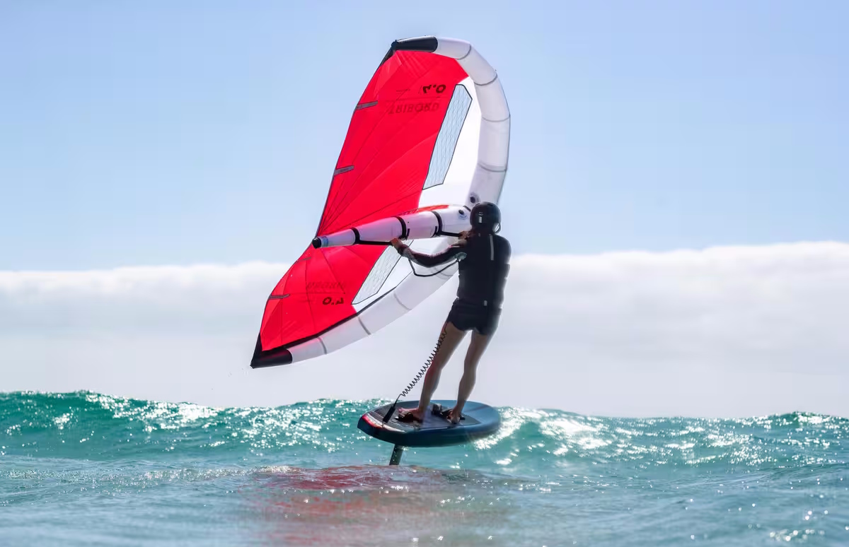 Wingfoiler testet den Tribord Wing 500